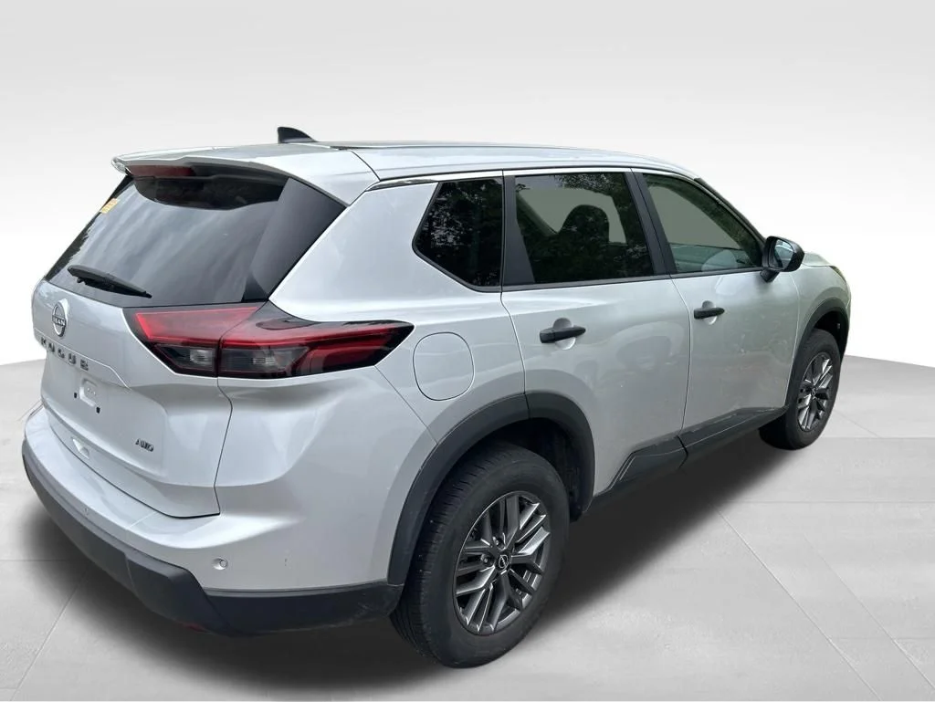 Used 2024 Silver Nissan S image 4