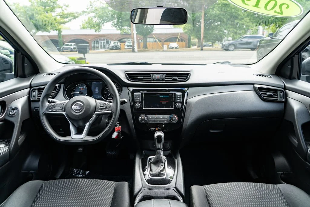 Used 2019 Blue Nissan S image 9