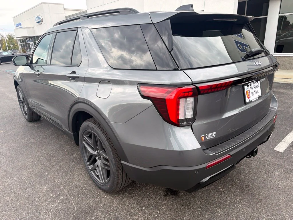 New 2027 Carbonized Gray Metallic Ford ST-Line image 3