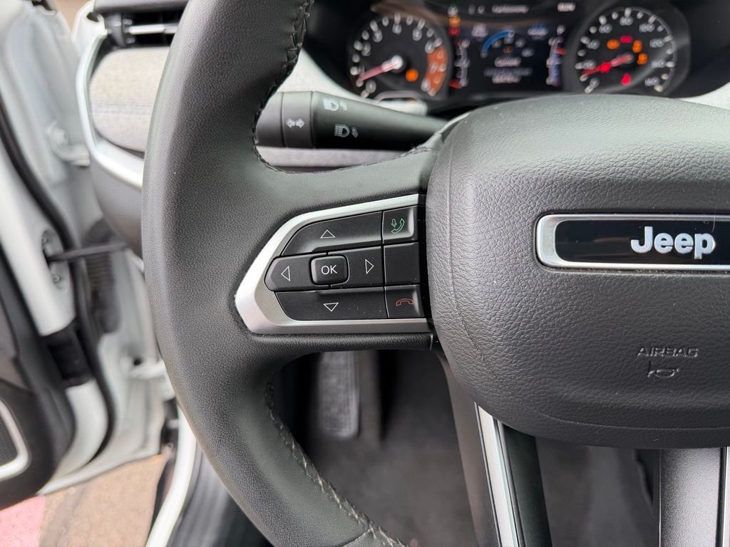 Used 2024 White Jeep Latitude image 16