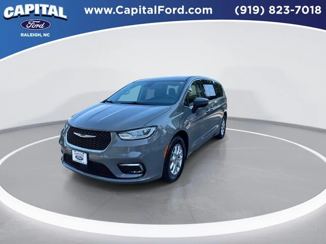Used 2023 White Chrysler Touring L image 4