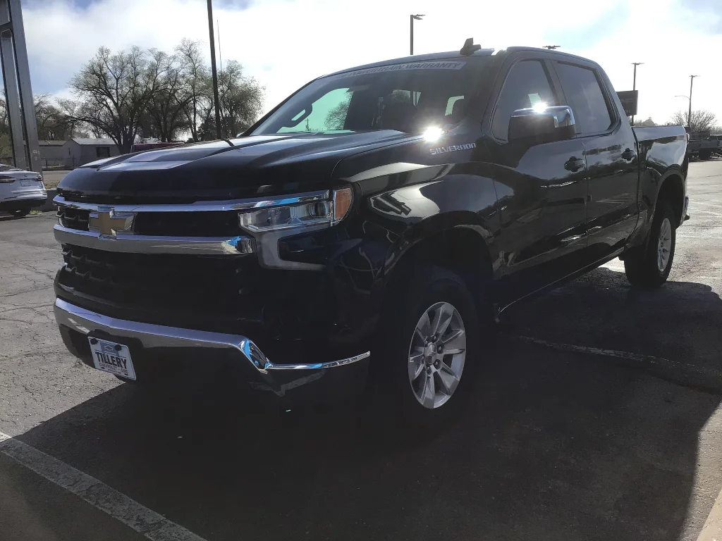 Used 2025 Black Chevrolet LT image 3