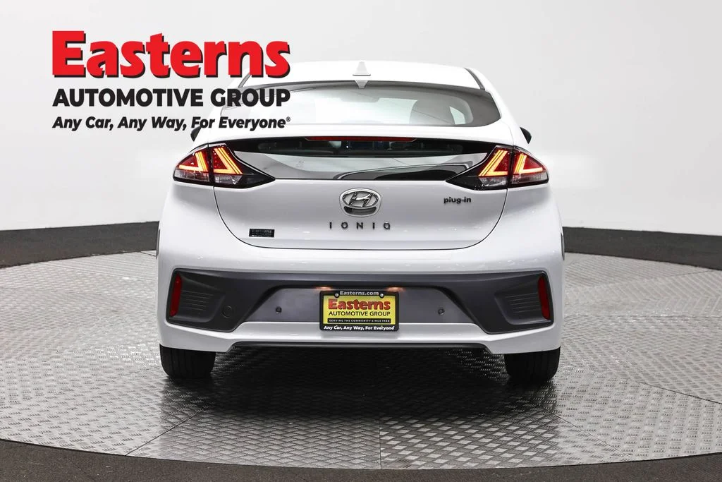 Used 2021 White Hyundai Limited image 6