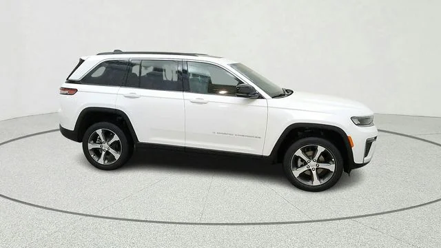 New 2026 Bright White Clear-Coat Exterior Paint Jeep Limited image 11