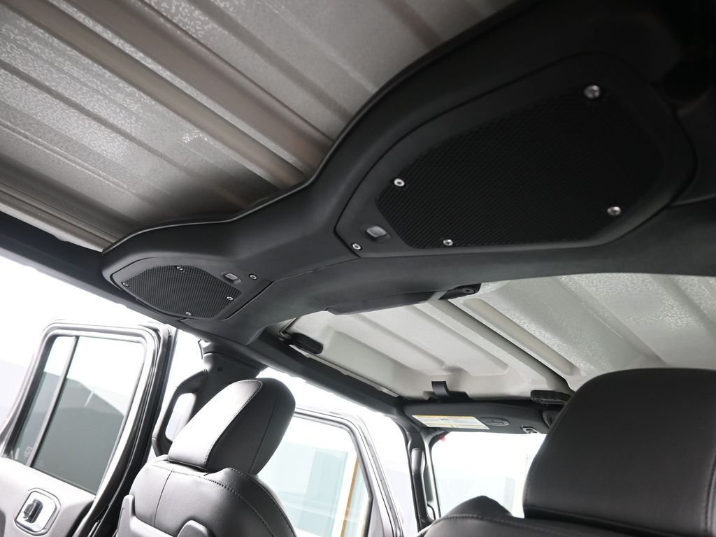 New 2026 Granite Crystal Metallic Clearcoat Jeep Sahara image 24