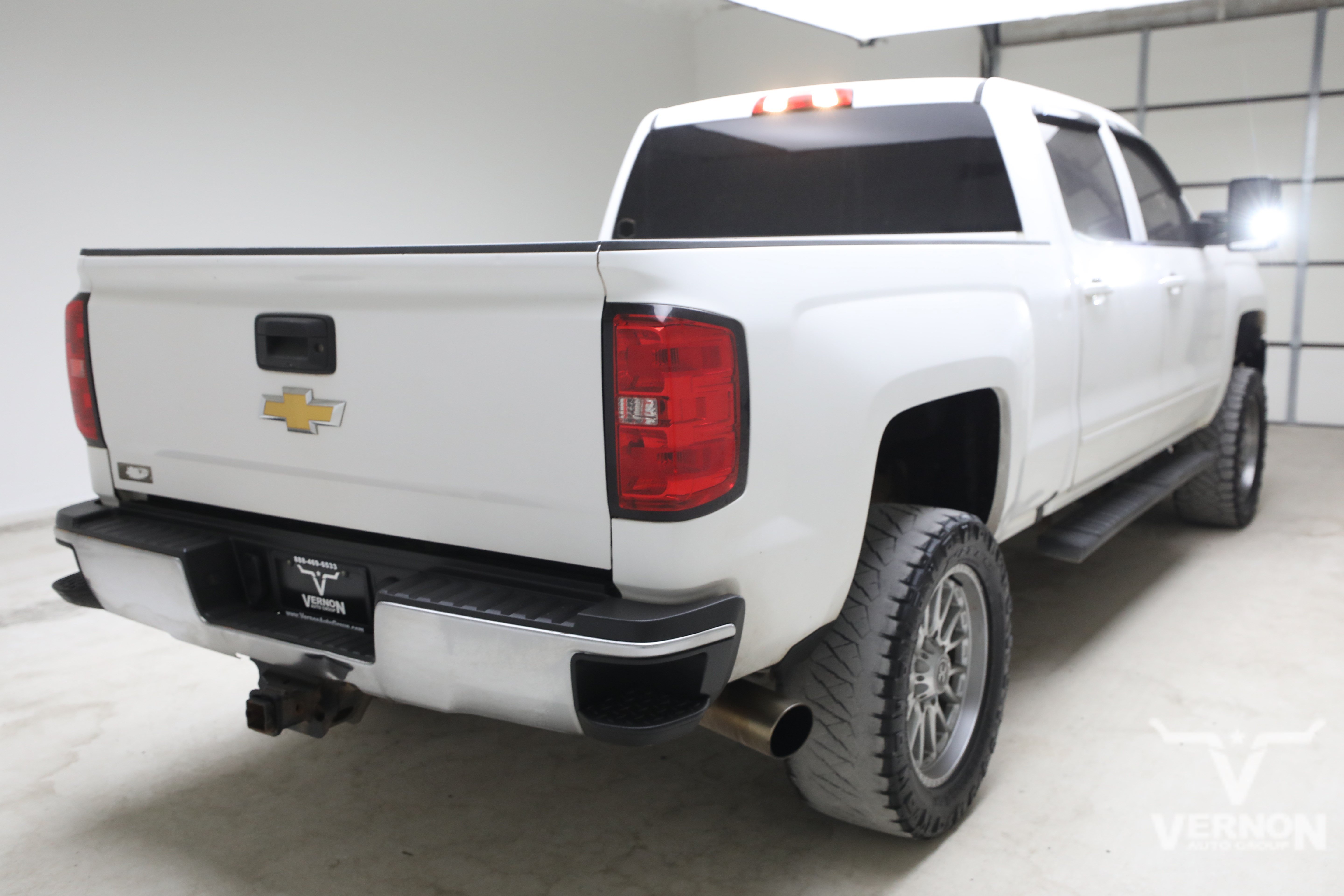 Used 2018 Summit White Chevrolet Y image 4