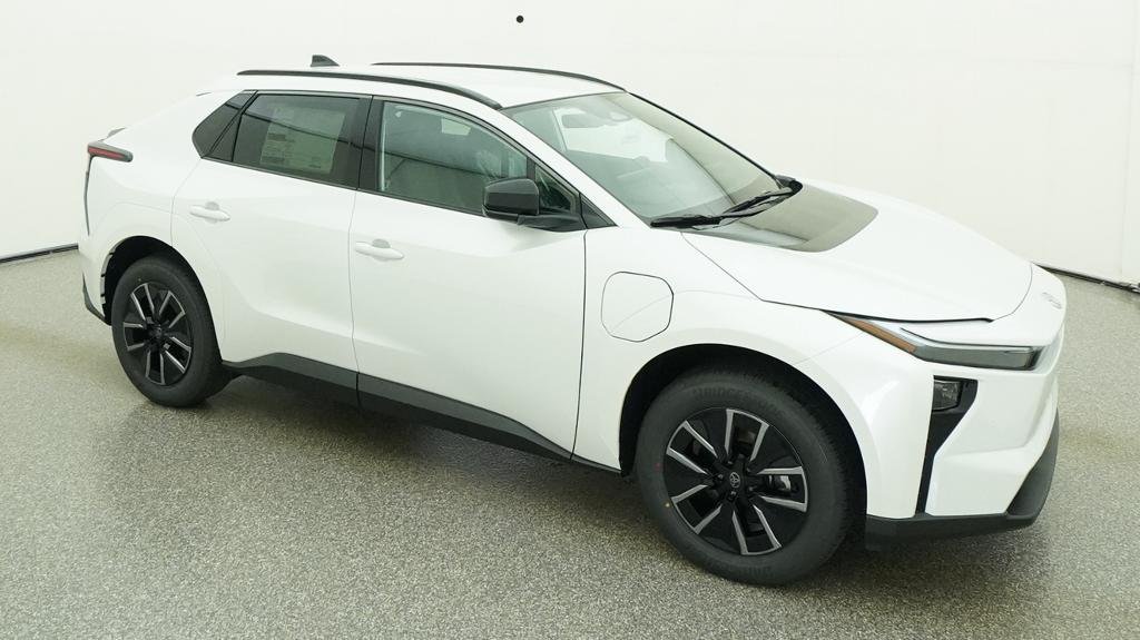 New 2027 Wind Chill Pearl Toyota XLE image 12