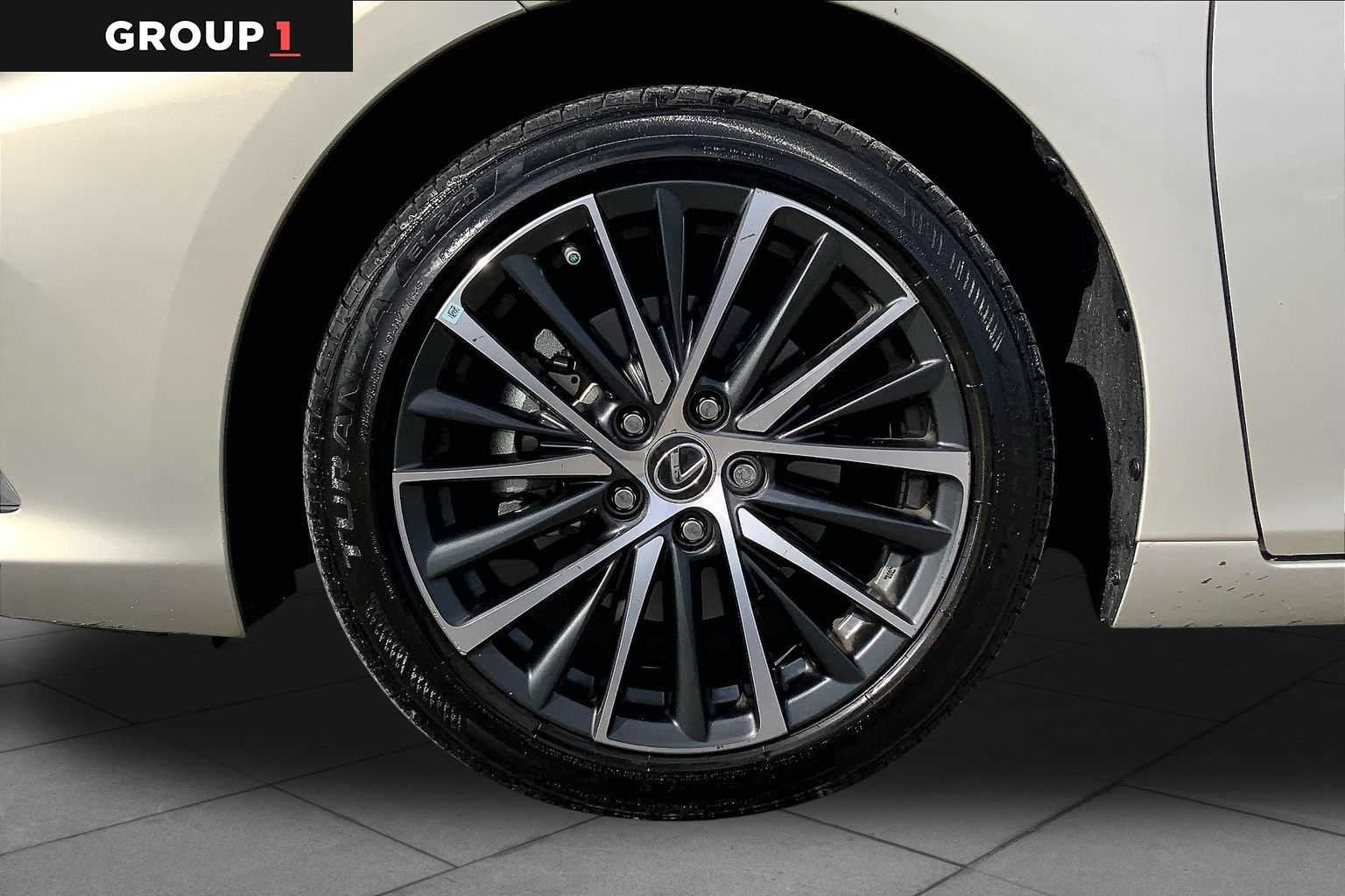 Certified Used 2024 MOONBEAM BEIGE MET. Lexus  image 11