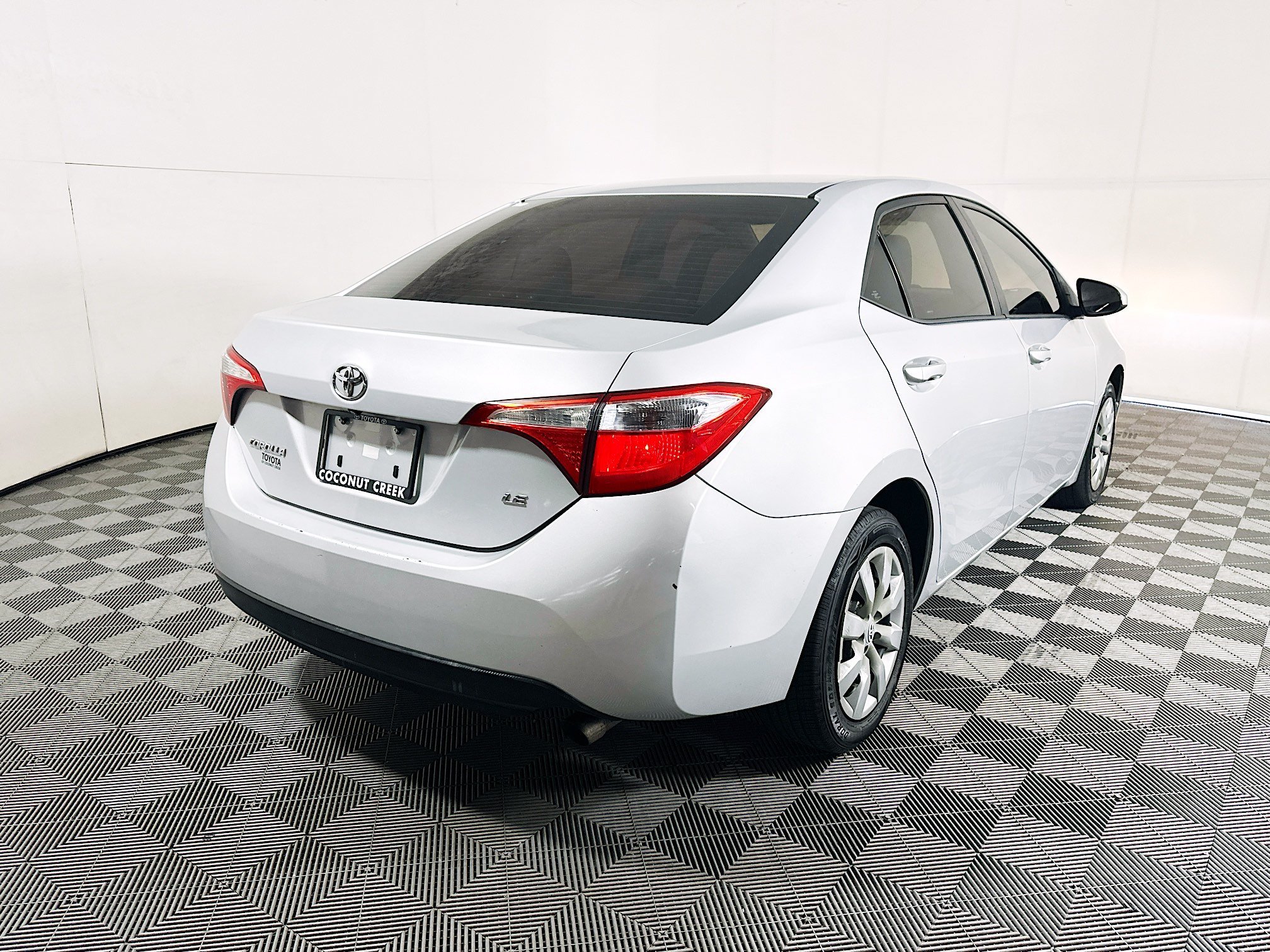 Used 2014 Classic Silver Metallic Toyota LE image 3