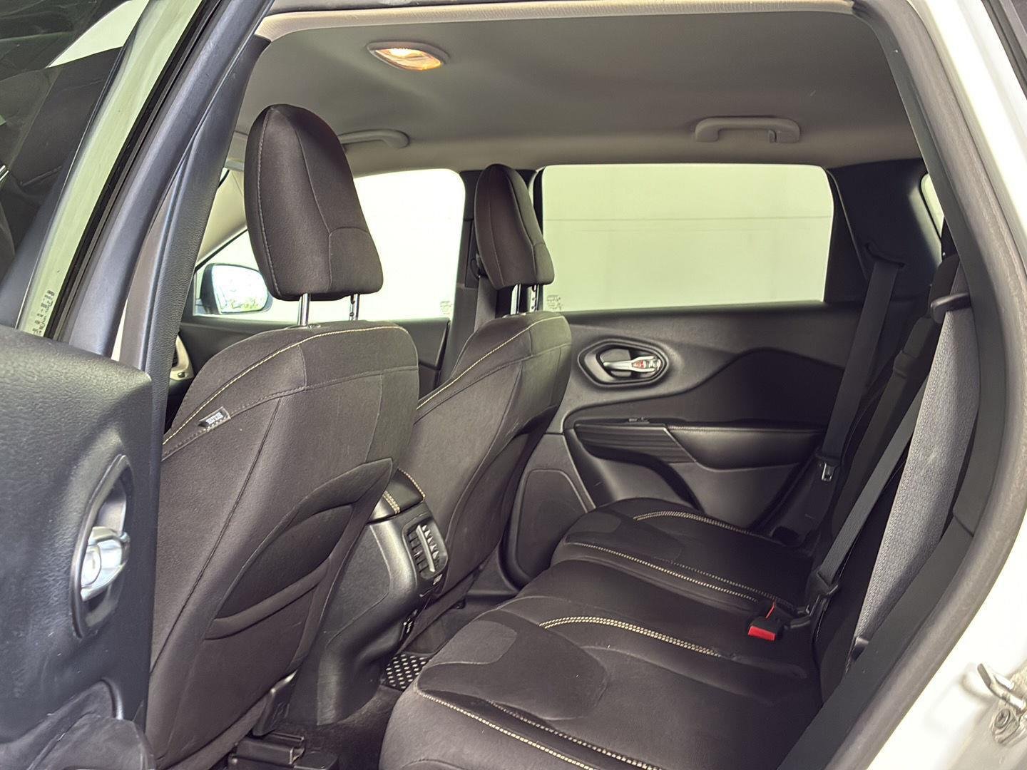 Used 2015 Bright White Clearcoat Jeep Latitude image 19