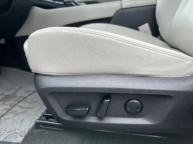 Used 2023 White Nissan SL image 22