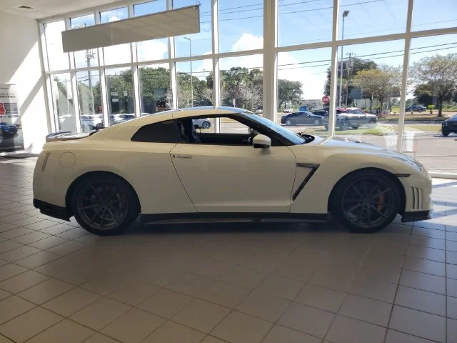 Used 2014 White Nissan Track Edition image 5