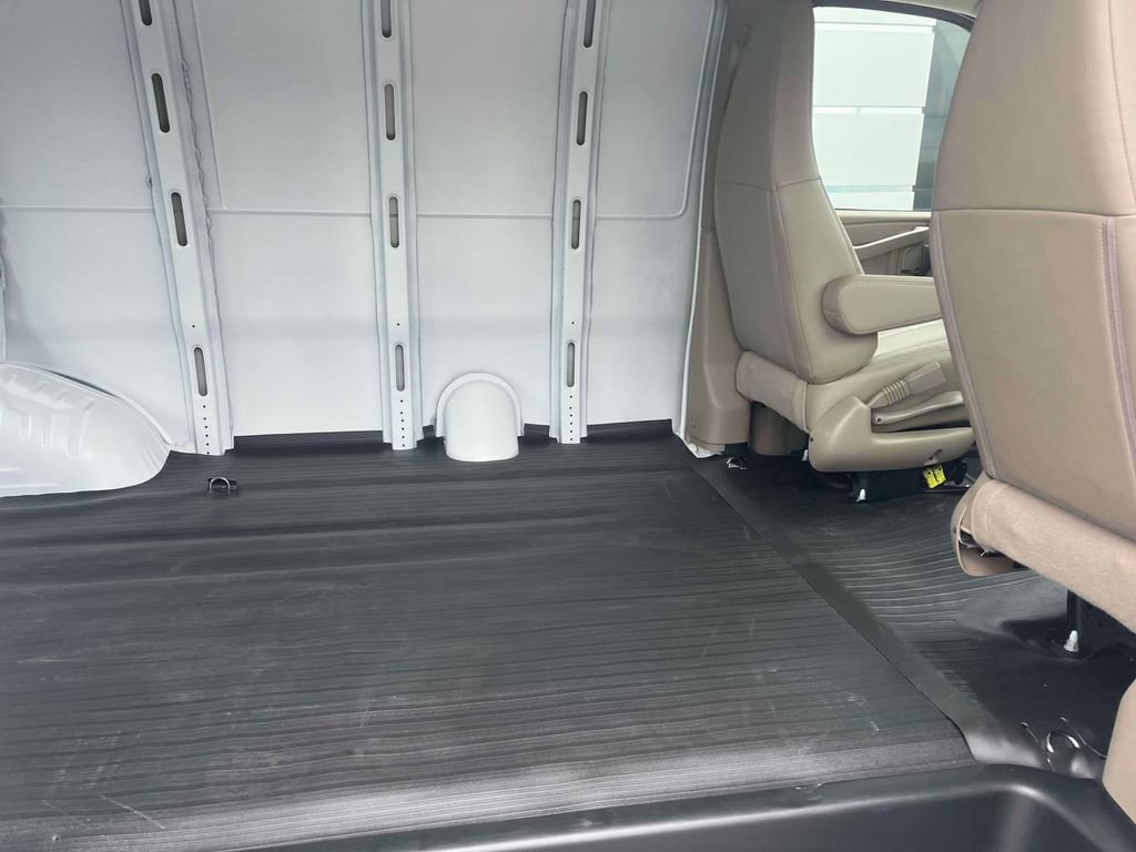 2025 GMC Savana Cargo Work Van - Photo 17