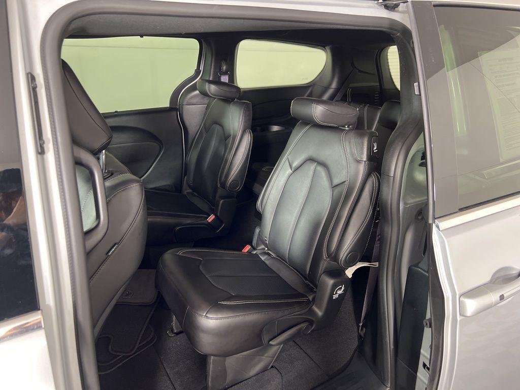 Used 2026 Silver Mist Clearcoat Chrysler Select image 27