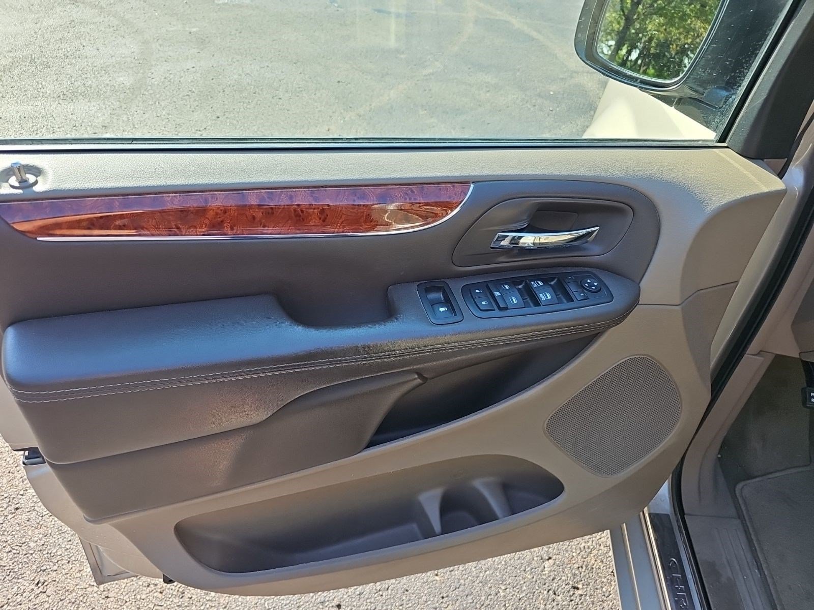 Used 2016 Cashmere/Sandstone Pearlcoat Chrysler Touring-L image 17
