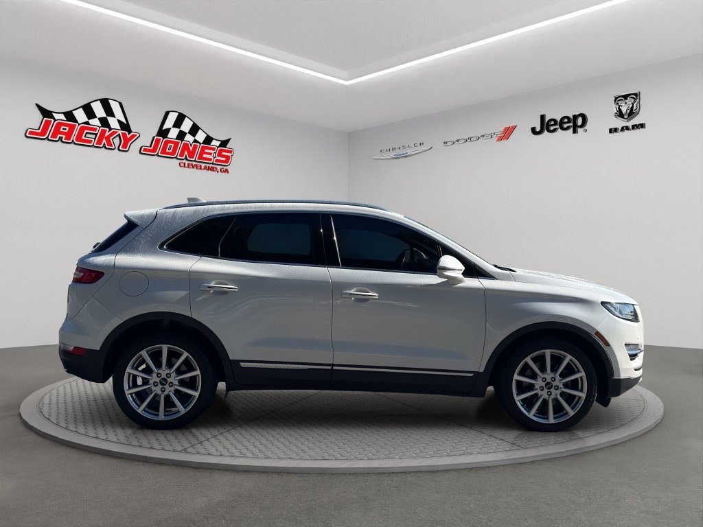 Used 2019 White Platinum Metallic Tri-Coat Lincoln Reserve image 11