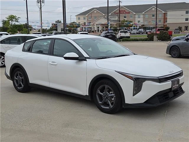 Used 2025 Snow White Pearl KIA LXS (IVT) image 5