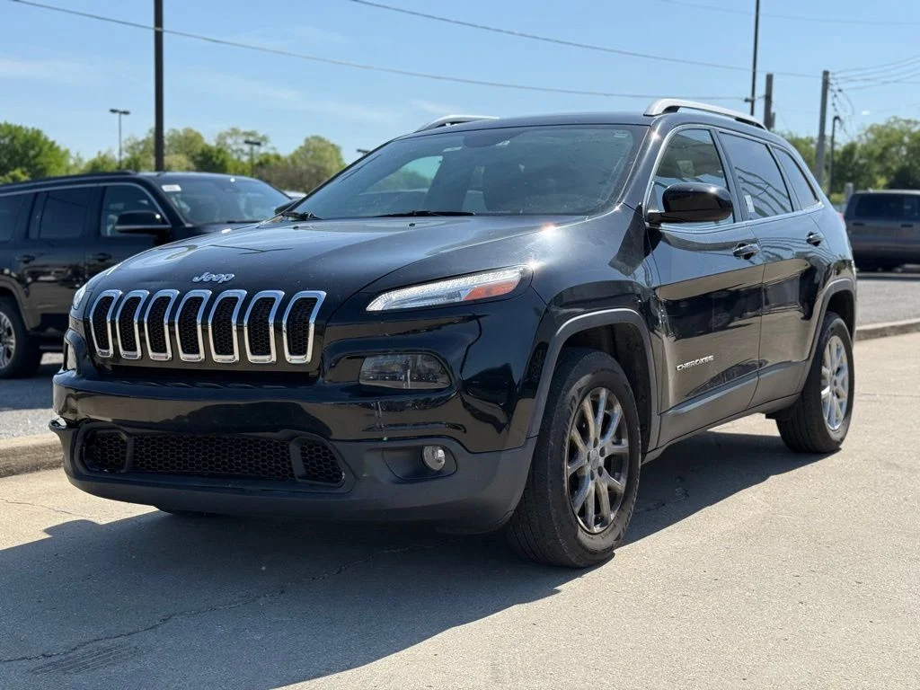 Used 2018 Black Jeep Latitude Plus image 2