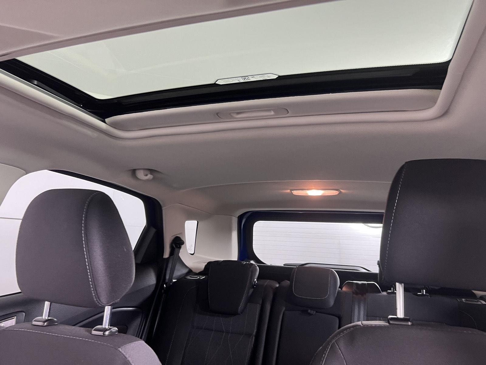 Used 2022 Lightning Blue Ford SE image 4