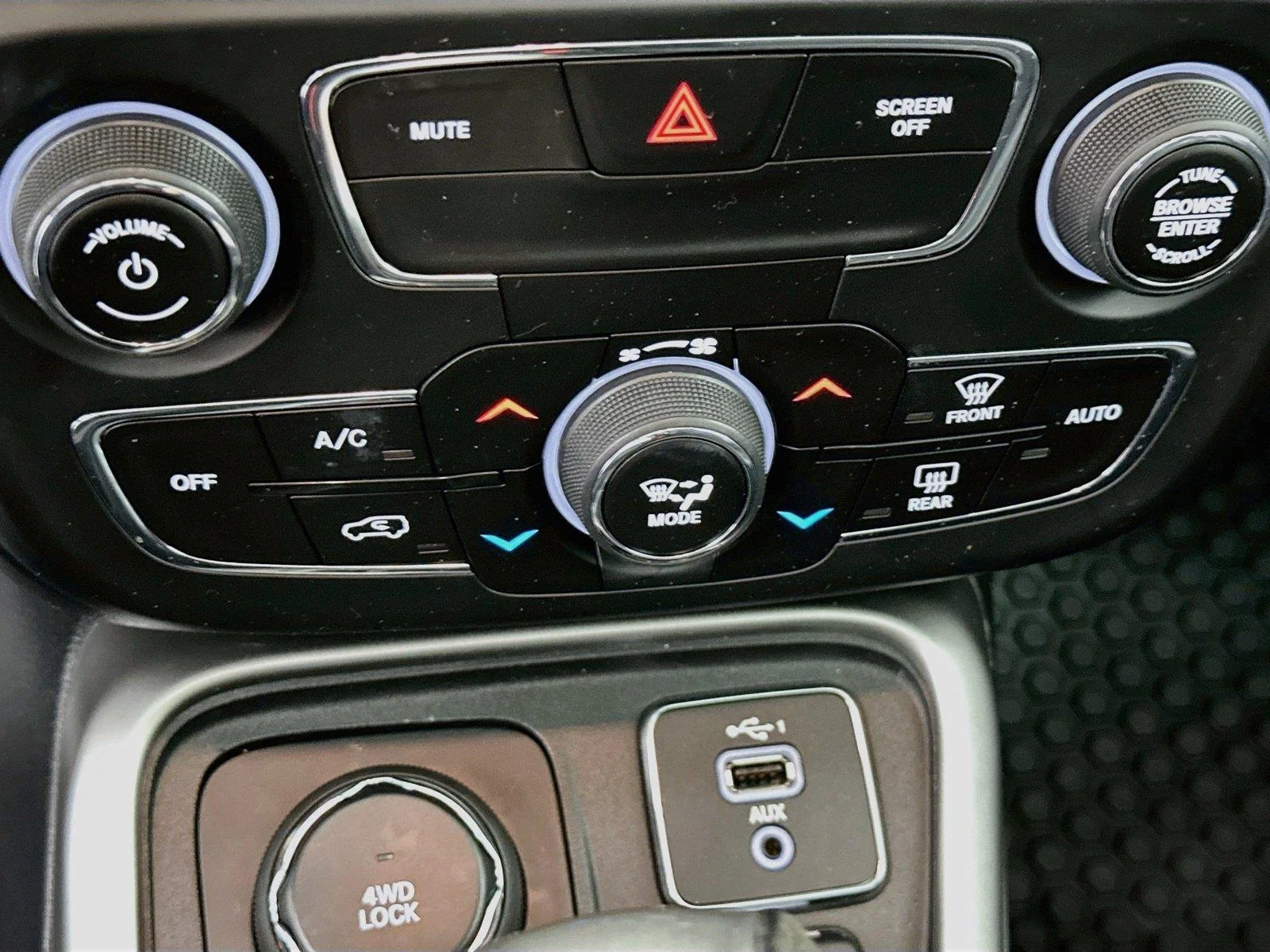 Used 2019 Redline Pearlcoat Jeep Latitude image 9