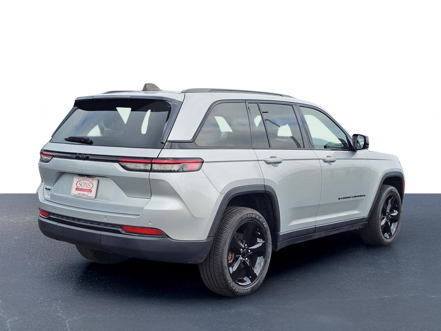 Used 2023 Silver Zynith Jeep Altitude image 8