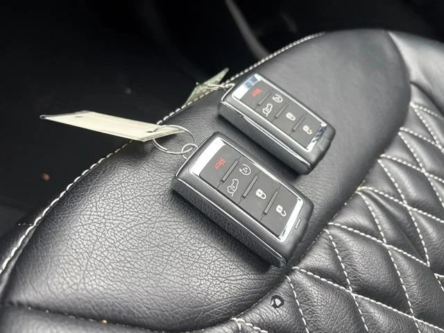 Used 2023 Diamond Black Crystal Pearlcoat Jeep Laredo image 22