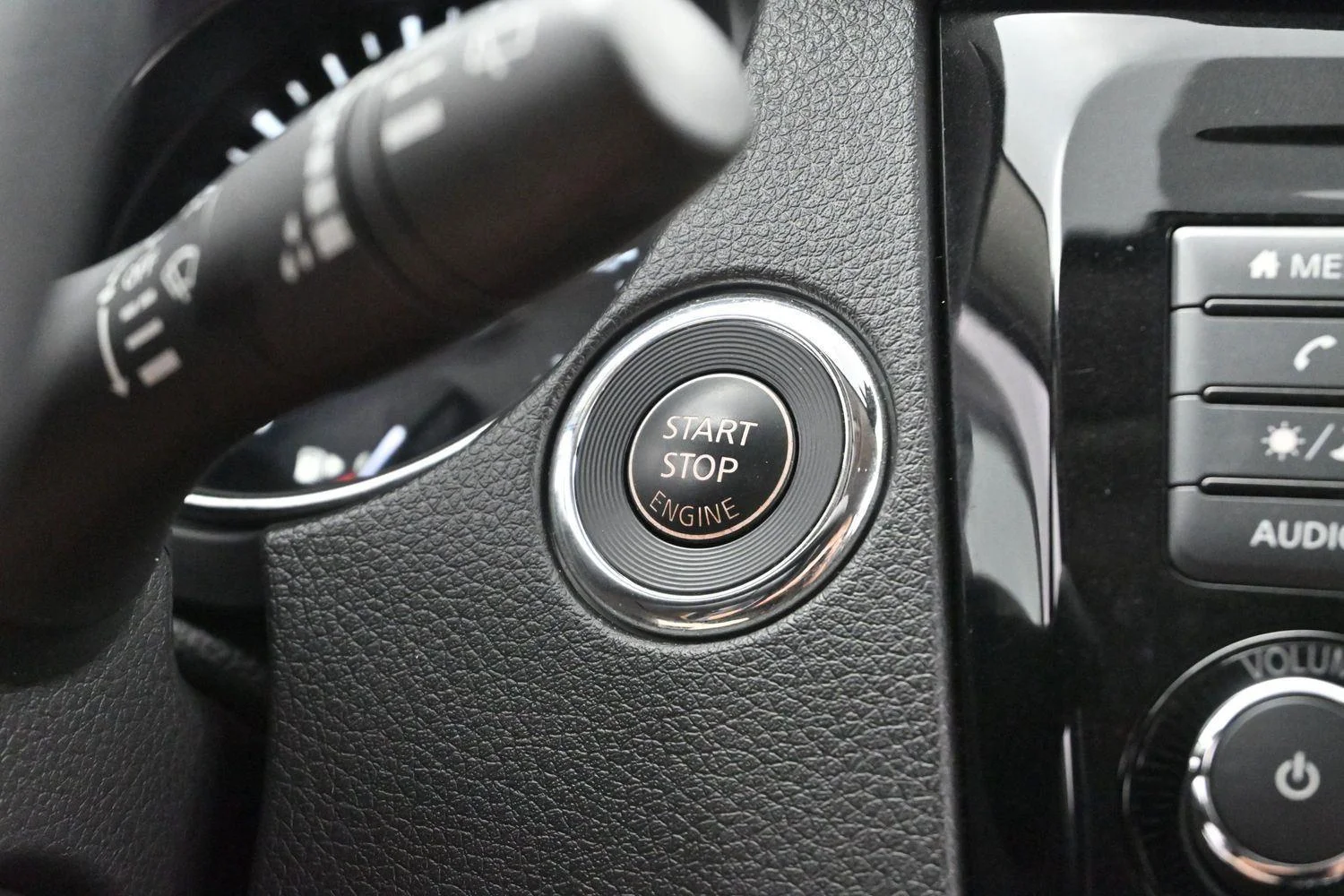 Used 2020 Magnetic Black Pearl Nissan SV image 28