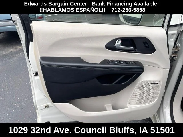 Used 2020 White Chrysler Limited image 17