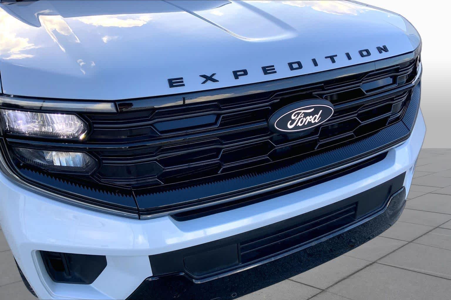 Used 2025 Space Silver Ford Platinum image 30