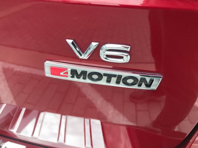 Used 2019 Fortana Red Metallic Volkswagen 3.6L V6 SEL Premium image 10