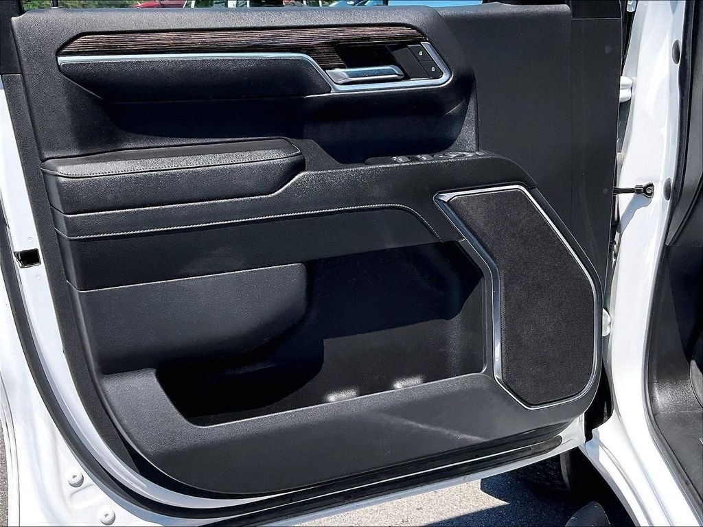 Used 2023 White GMC Elevation image 9