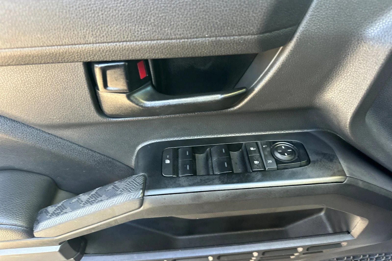 2025 Toyota Tacoma SR5 - Photo 19