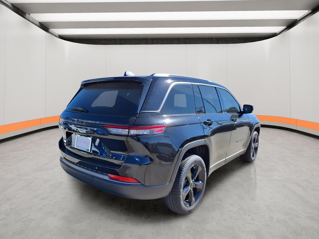 New 2026 Diamond Black Crystal Pearl-Coat Exterior Paint Jeep Limited image 5
