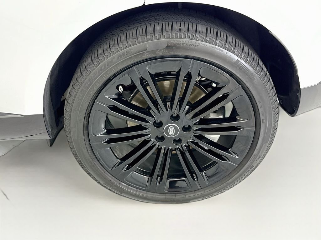 Certified Used 2025 Fuji White Land Rover SE image 30