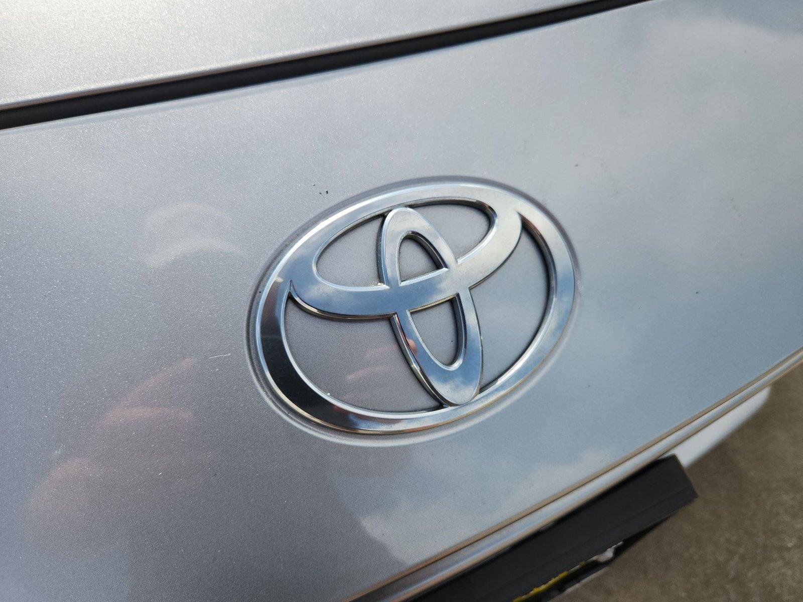 2025 Toyota Camry photo 31 of 34