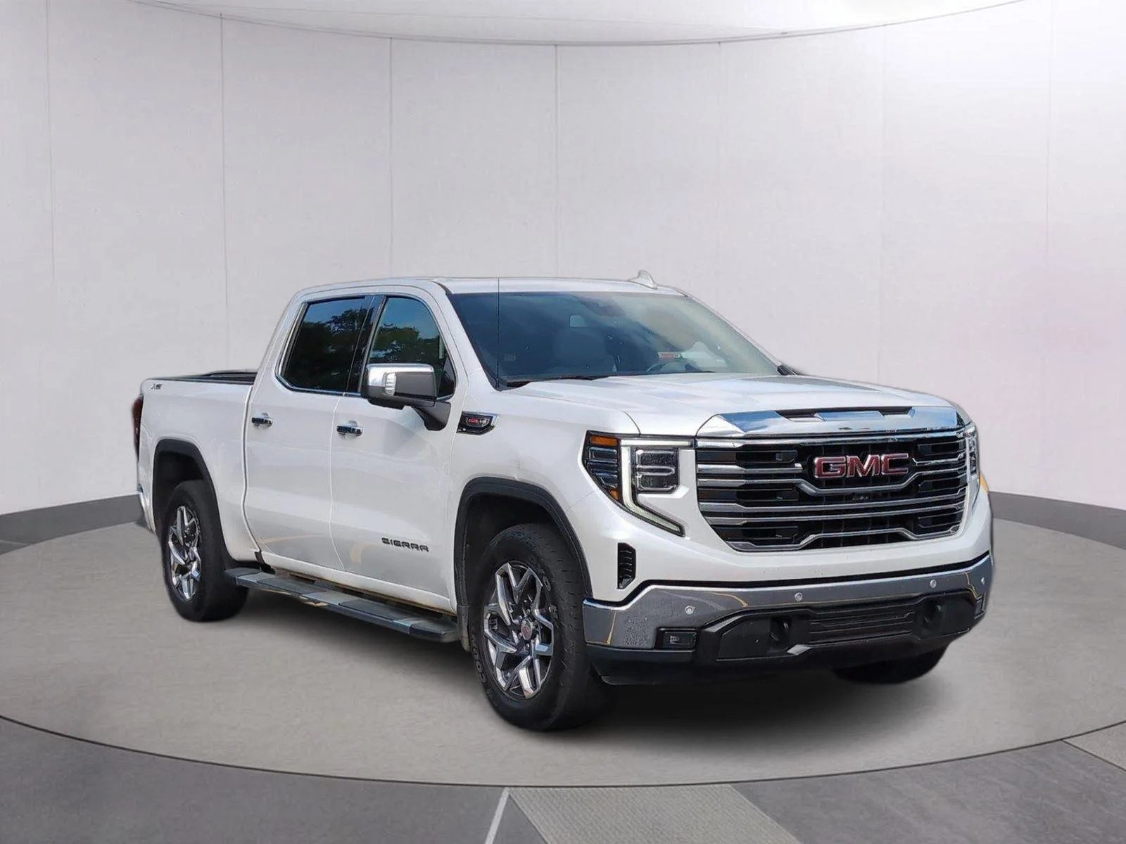 Used 2022 White Frost Tricoat GMC SLT image 7