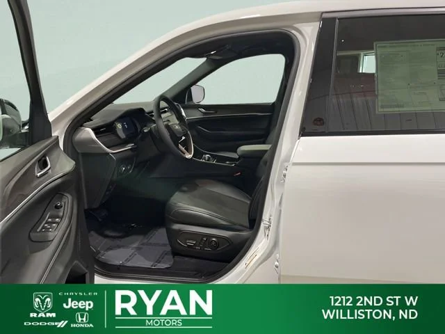 New 2026 White/off-white Jeep Laredo image 33