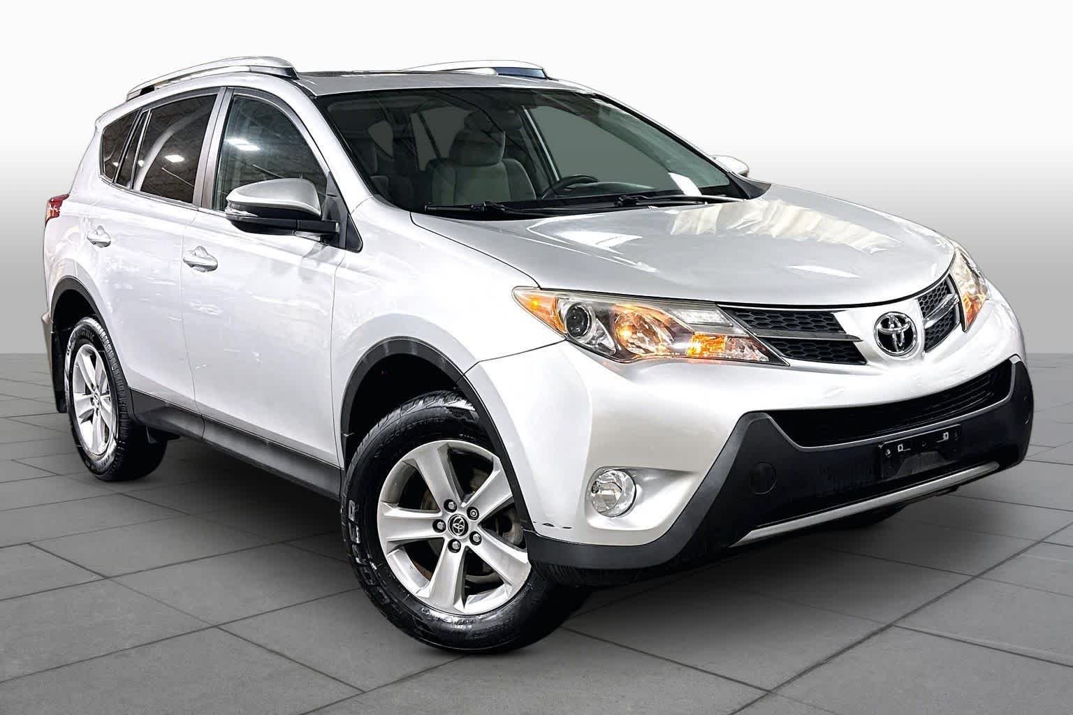 Used 2015 Classic Silver Metallic Toyota XLE image 3
