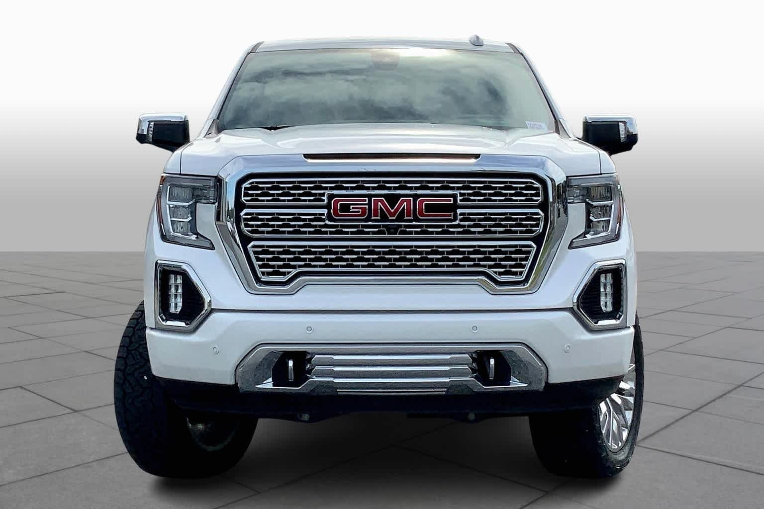 Used 2019 White Frost Tricoat GMC Denali image 4