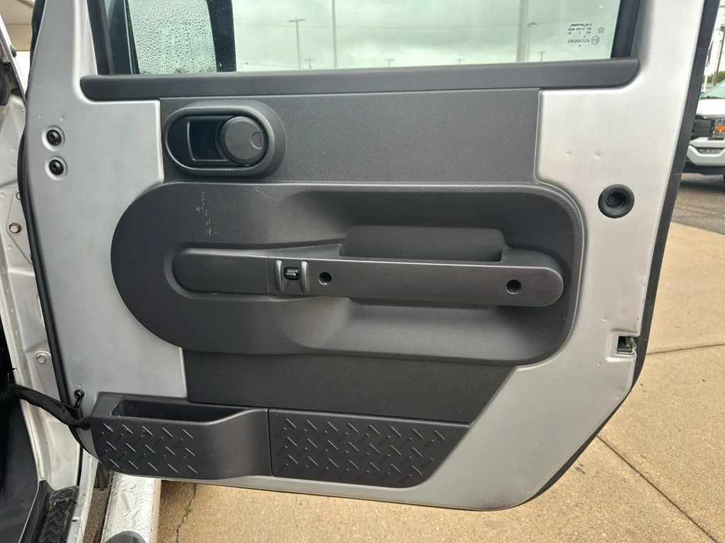 Used 2007 Bright Silver Metallic Clearcoat/Black Soft Top Jeep Sahara image 23