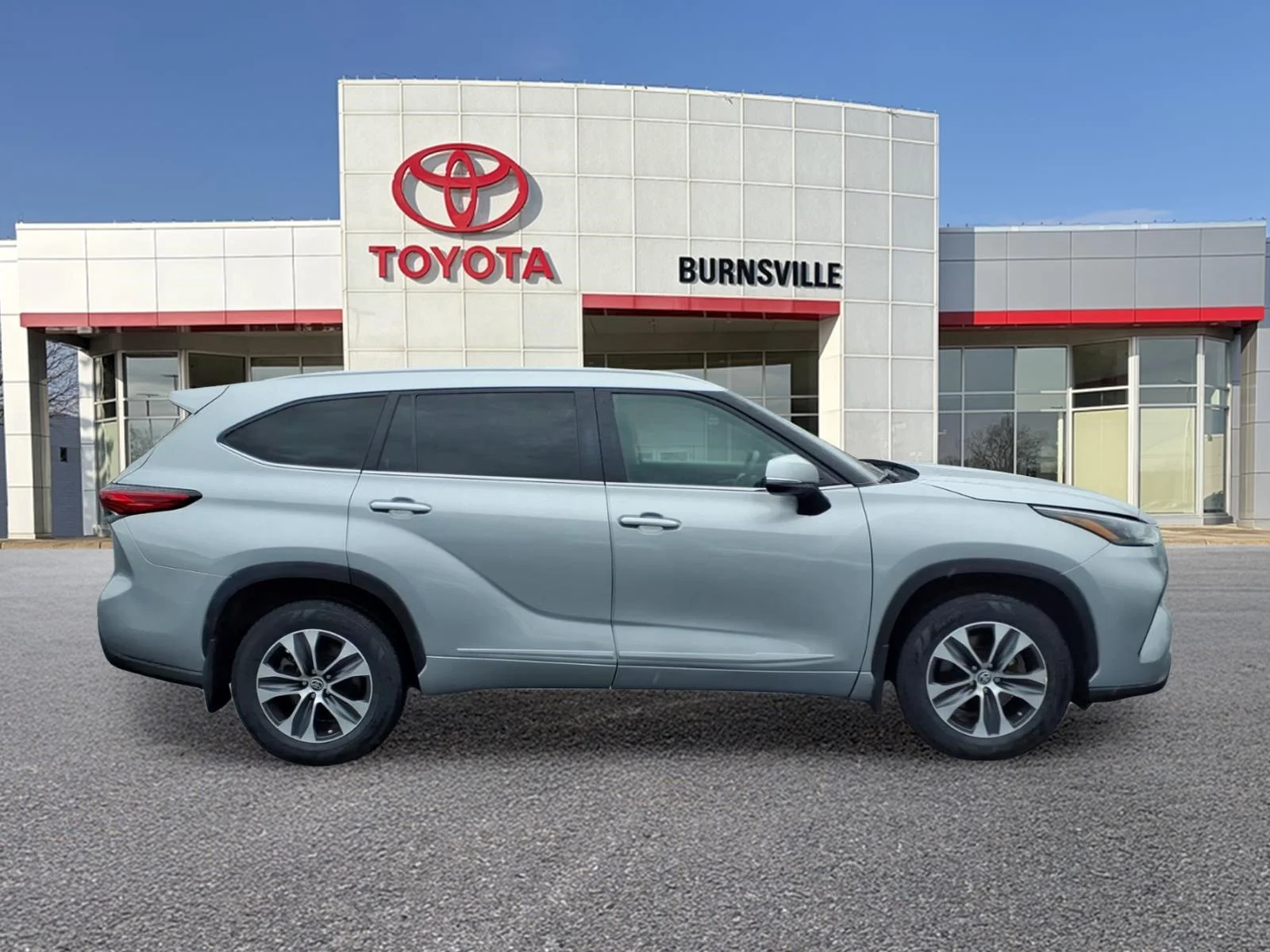 Used 2023 Toyota Highlander XLE with VIN 5TDKDRBH6PS500157 for sale in Burnsville, Minnesota