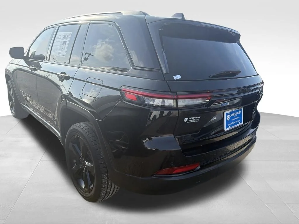 Used 2023 Diamond Black Jeep Limited image 32