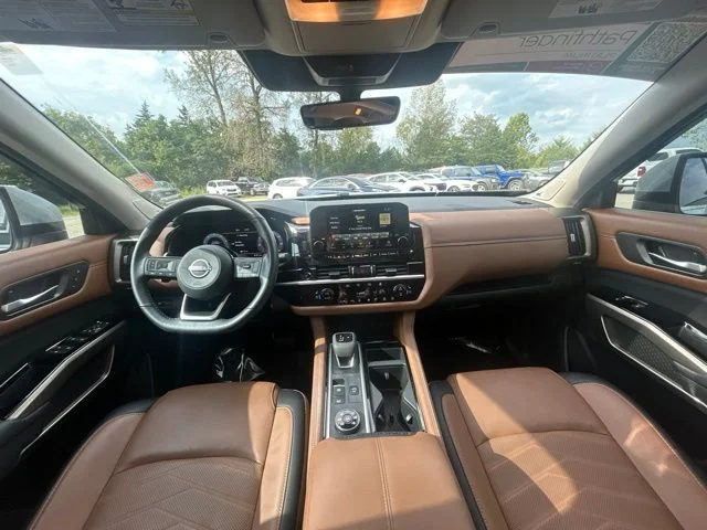 Used 2025 Silver Nissan Platinum image 18