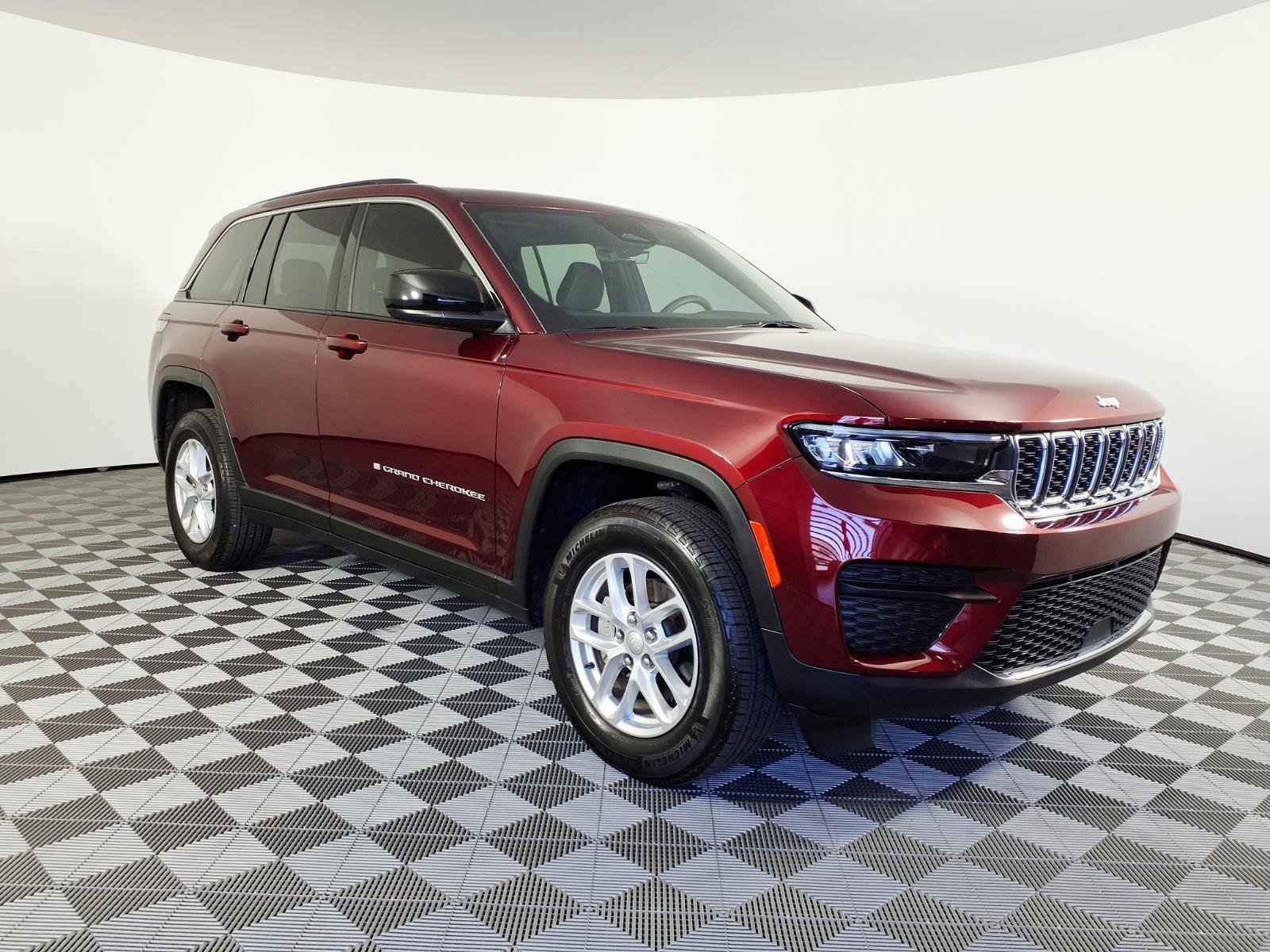 Certified Used 2025 Velvet Red Pearlcoat Jeep Laredo X image 3
