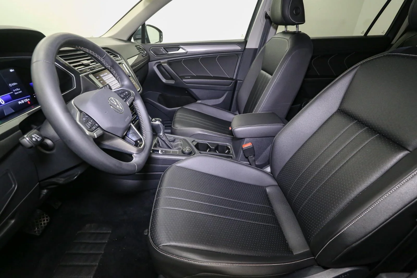 Used 2022 Platinum Gray Metallic Volkswagen SE image 44