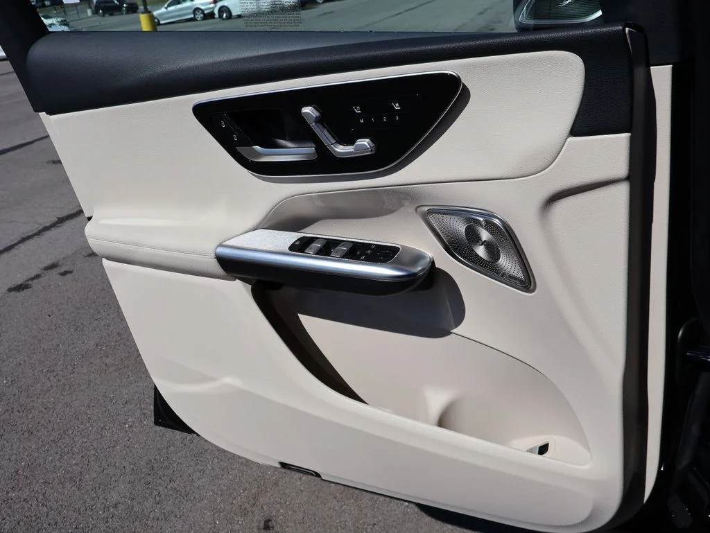 New 2026 Obsidian Black Metallic Mercedes-Benz GLC 300 image 38
