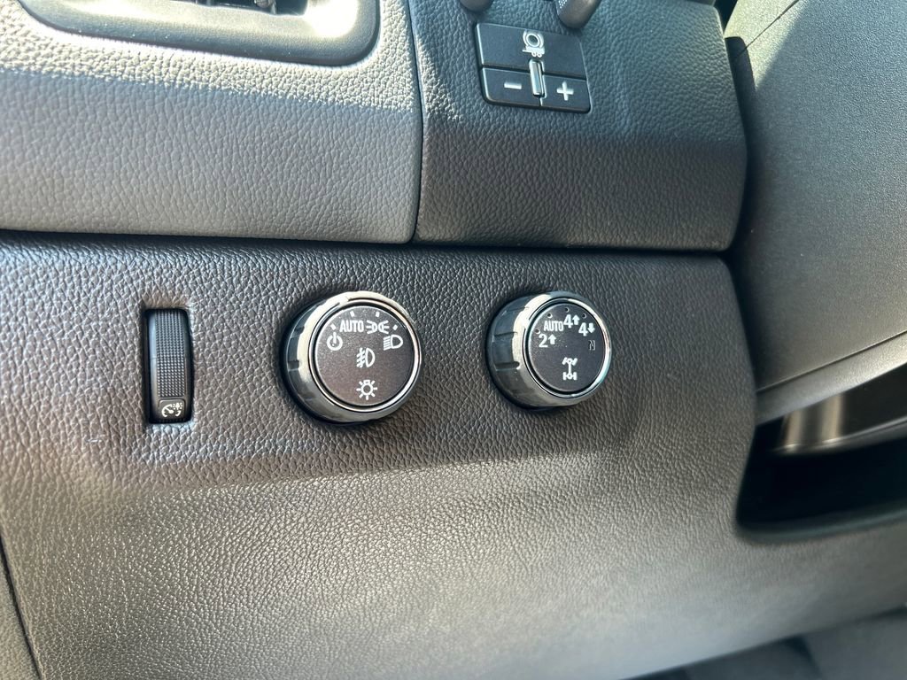 Used 2022 Black Chevrolet Z71 image 26