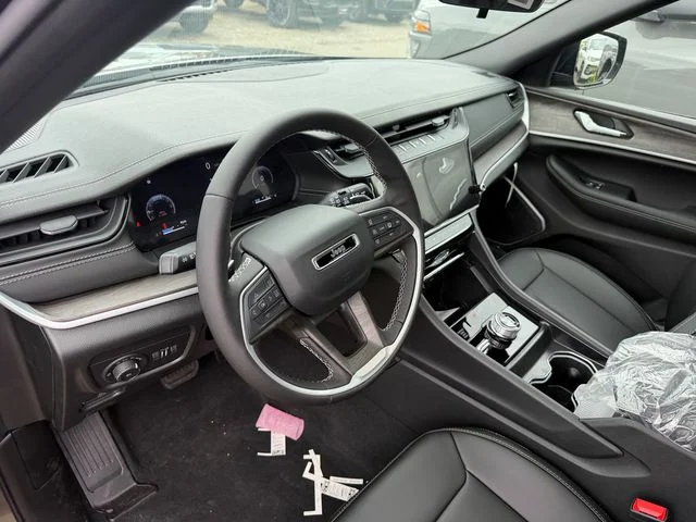 New 2026 Diamond Black Crystal Pearlcoat Jeep Limited image 11