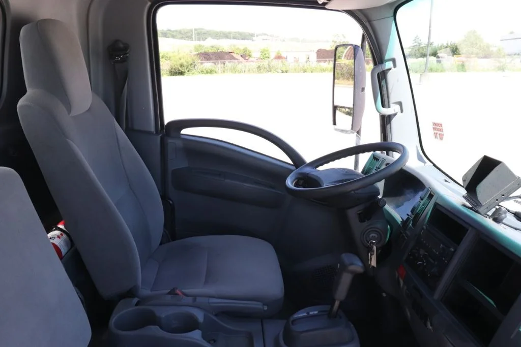 Used 2022  Isuzu NPR image 11