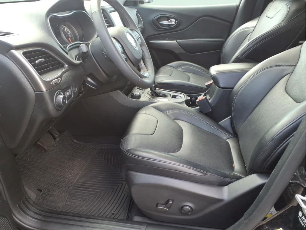 Used 2022 Black Jeep Latitude Lux image 15